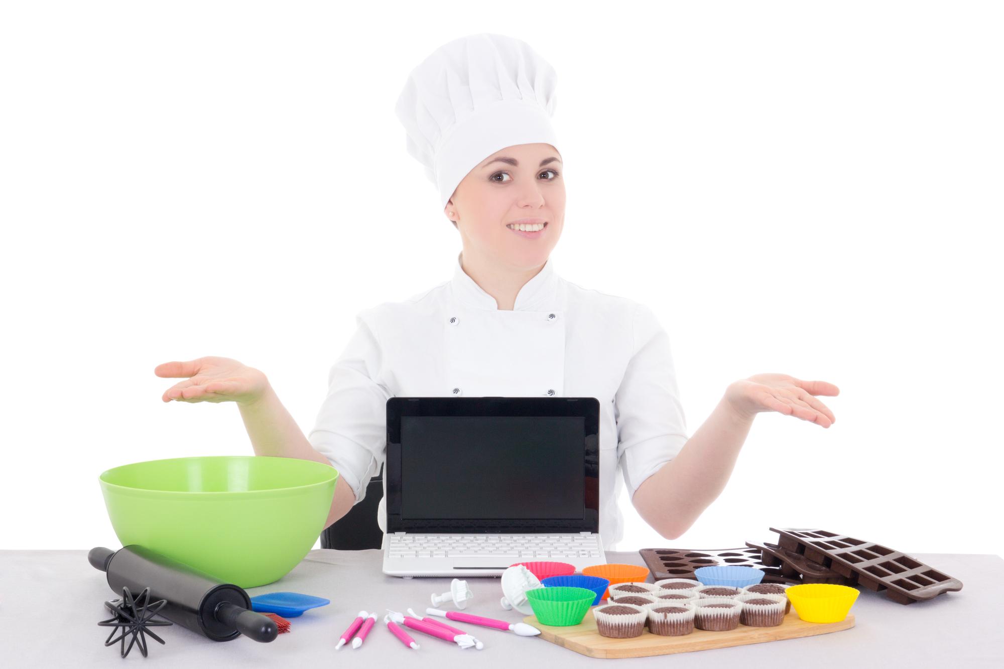 Lezione in diretta con chef che spiega tecnica di cottura