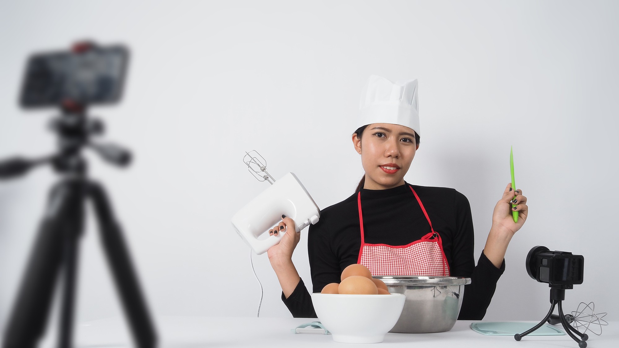 Lezione live di cucina con luci tecnologiche e strumenti moderni
